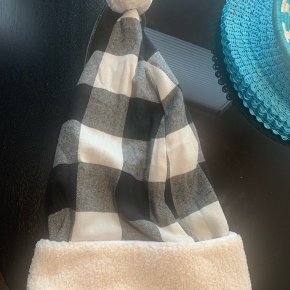 Old Navy Black and White Santa Hat 🎅 - Picture 2 of 4